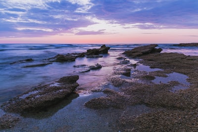 黑色的岩石海岸白天
